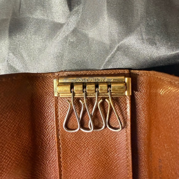 Louis Vuitton Monogram Key Holder - Picture 3 of 7